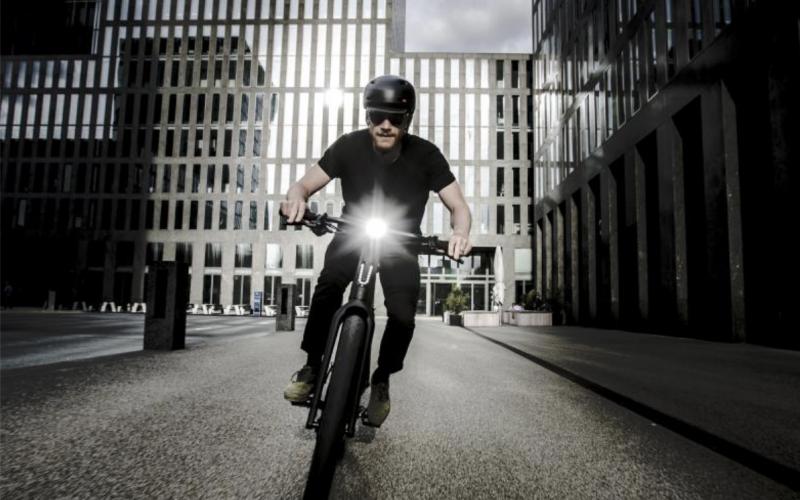 <p><strong>We vormen de toekomst van mobiliteit. Met meer rijplezier, efficiëntie en levenskwaliteit.</strong></p>
<p>Mobiliteit betekent vrijheid. Daarom maken we ze geschikt voor onze groeiende steden. Voor een flexibele, verbonden en efficiënte vooruitkomen. Met bikes die hun tijd een wiellengte voor zijn.</p>