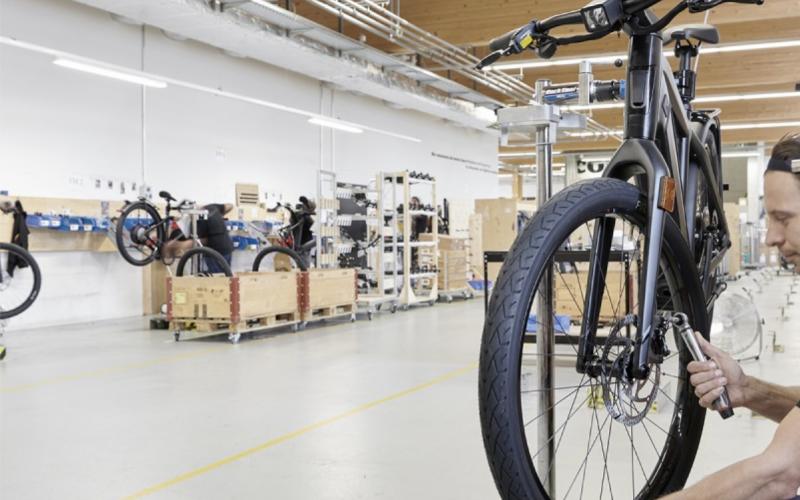 <p><strong>We leven Swissness, enthousiasme en partnerschap. </strong></p>
<p>We zijn pas tevreden met 120 procent. En die geven we met hart en ziel. Voor onze producten, voor onze klanten en voor ons milieu. We zien onszelf als partner – zowel in ons team als voor de rijders van onze bikes. Onze belangrijkste drijfveer: de liefde voor onze producten.</p>
