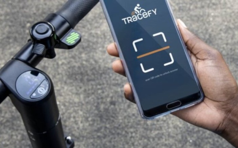 <p>De SOLO wordt, net als de Tracefy PRO, door een specialist onzichtbaar in jouw e-bike ge&iuml;nstalleerd maar niet aangesloten op de stroomvoorziening van de e-bike. Voor de SOLO voldoet een eigen interne batterij.&nbsp;</p>
