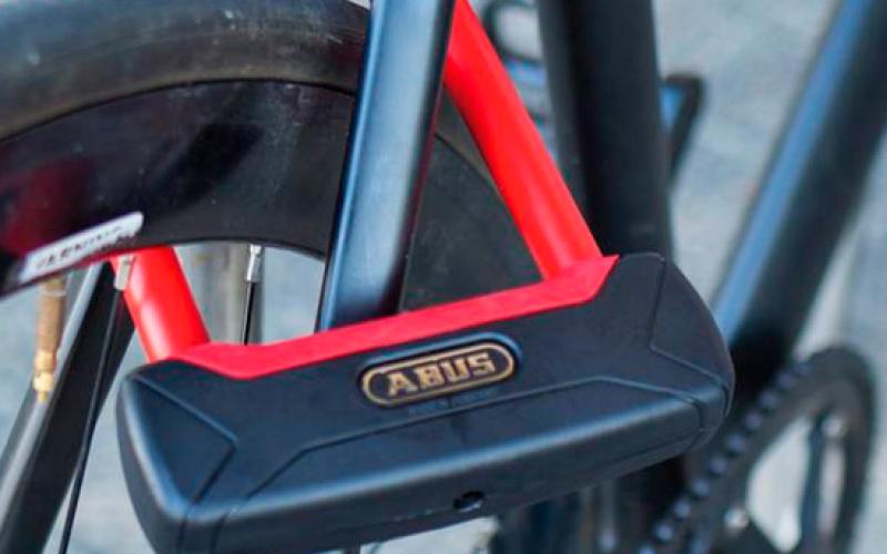<p>ABUS is een van de bekendste merken op het gebied van fietssloten. Of je nu een ABUS U-slot, kettingslot of vouwslothebt, wij bieden sleutelduplicatie en -reparatie aan voor vrijwel alle ABUS producten. Het verlies van je ABUS-sleutel hoeft je geen zorgen te maken, wij kunnen een nieuwe voor je maken!</p>