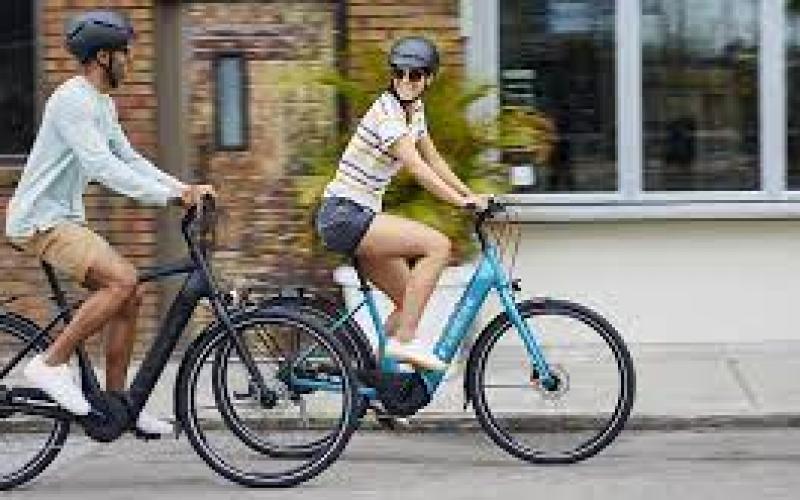<p>Daag jezelf uit. Jouw smartphone heeft waarschijnlijk een ingebouwde stappenteller. Stel jezelf een haalbaar doel en probeer dat doel beetje bij beetje op te krikken. Haal je het doel dan verdien je een beloning (oftewel je houdt je zoogdierenbrein een beetje voor de gek.) Of daag anderen uit. Hardcore fietsfanaten gebruiken de Strava-app. Die houdt onder andere bij waar je fietst en hoeveel kilometers, met ranglijsten en al. Pas wel op dat je niet doorschiet en dat wekelijkse fietstochtje opeens een dagelijkse must is.</p>
