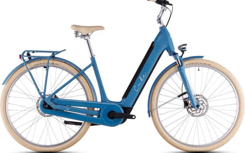 <p>Je fietst moeiteloos met de Cube Limited Edition&nbsp;door de stad. Dankzij de krachtige Bosch-motor en de comfortabele zithouding bereik je elke bestemming met gemak. Nu incl. 2 sloten en een fietstas naar keuze. Van &euro; 2699,- met inruil, voor &euro; 2499,-*.</p>
